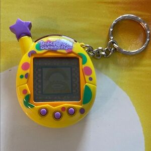 Vintage Yellow Tamagotchi Connection Keychain 
Working!!